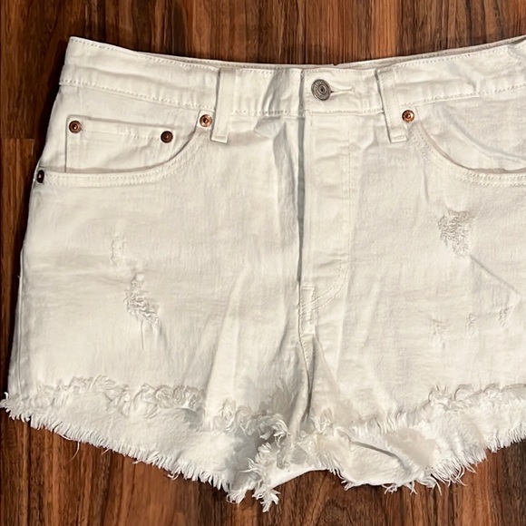 NWOT Levi’s 501 Distressed Shorts - Picture 3 of 12